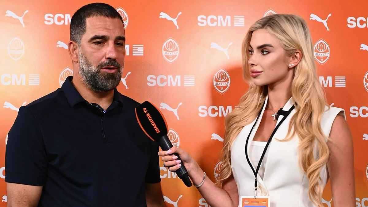 متزوجة من لاعب لديه.. من هي المذيعة التي غض أردا توران بصره عنها؟ (فيديو)