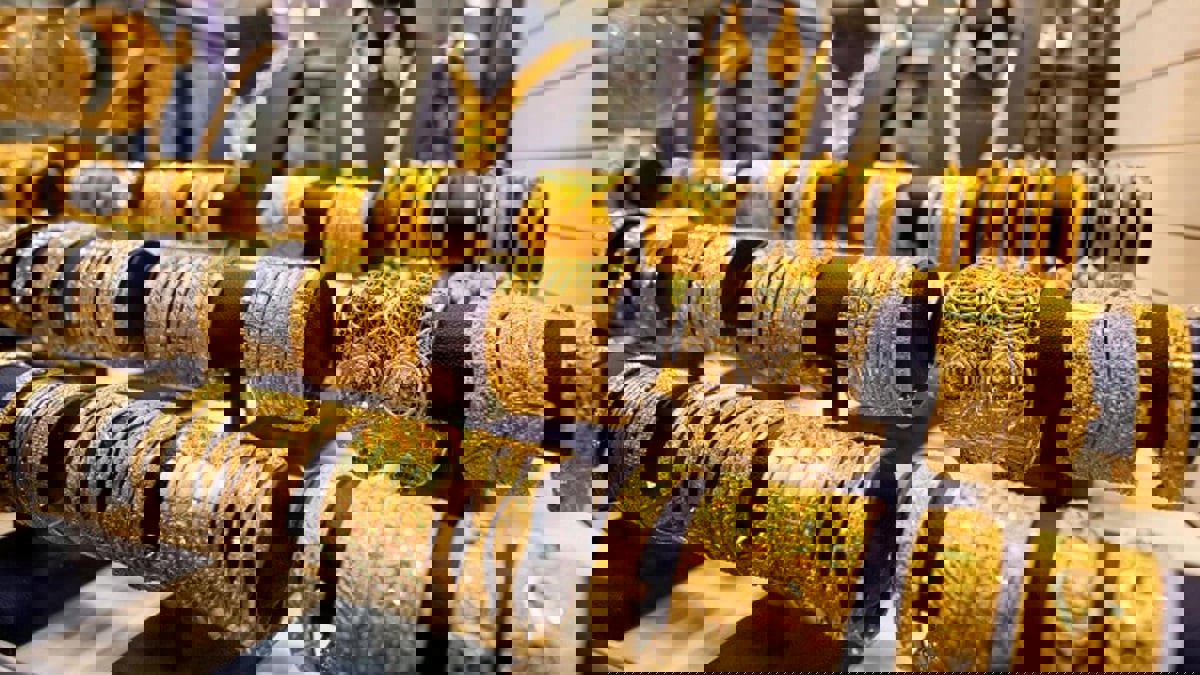 الذهب يربح في ظل ضعف الدولار بفعل توقعات التحفيز الأمريكي