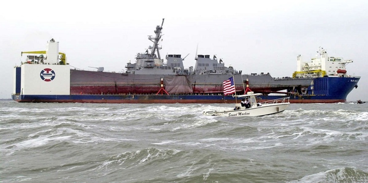 عودة المدمرة الأمريكية "كول" لسواحل اليمن.. رسائل طمأنة للسعودية وتحذير للحوثيين