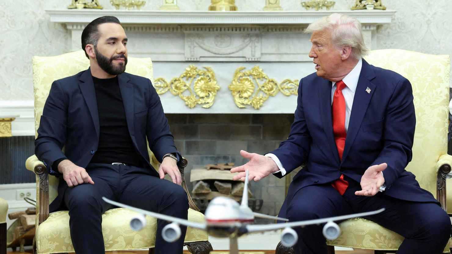 "صفقة الظل".. السلفادور تمنح ترامب مفاتيح "سجن الرعب"