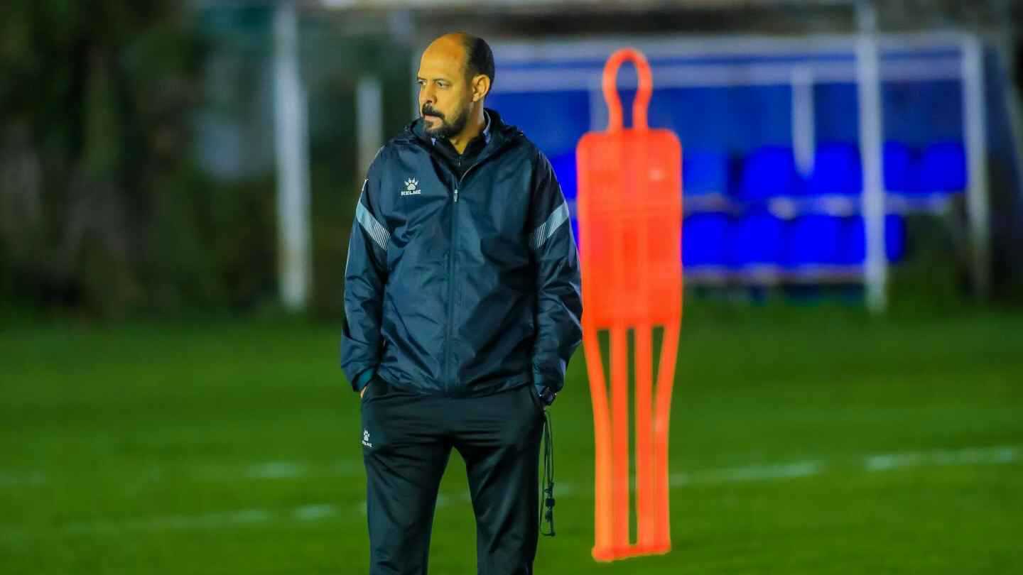 رسميا.. الزوراء العراقي يعلن انفصاله عن المدرب عماد النحاس 