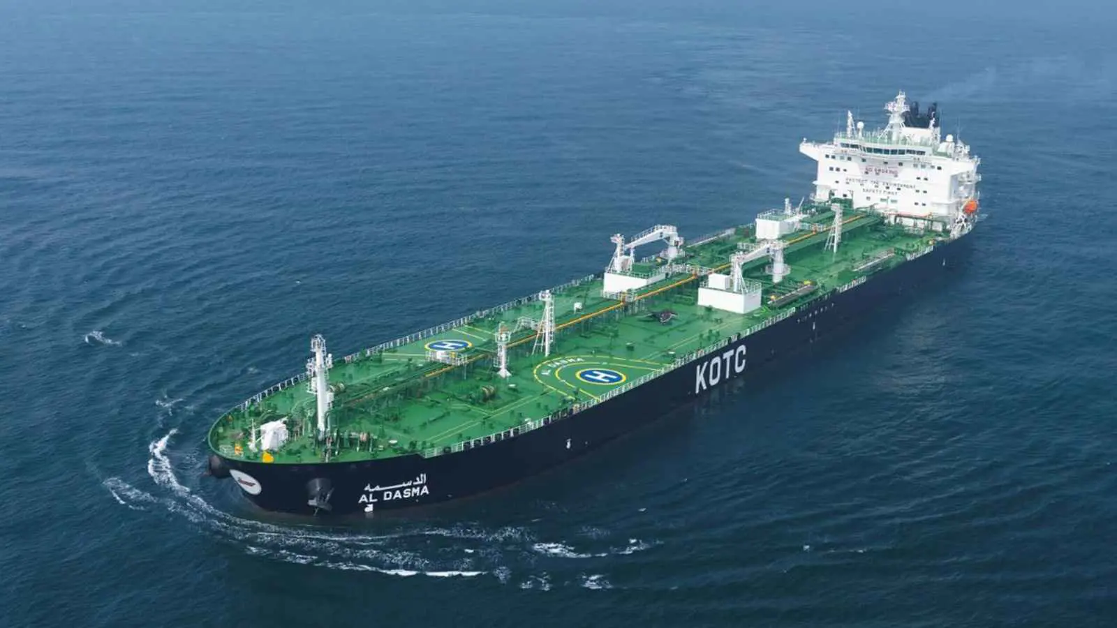 ناقلة نفط كويتية تنقذ 40 لاجئا تعطل قاربهم في المتوسط