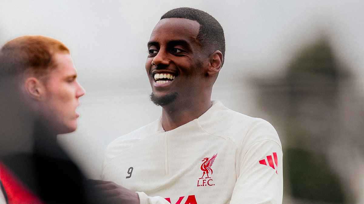 ديربي مانشستر وظهور إيزاك.. 7 أشياء تشعل عودة الدوري الإنجليزي