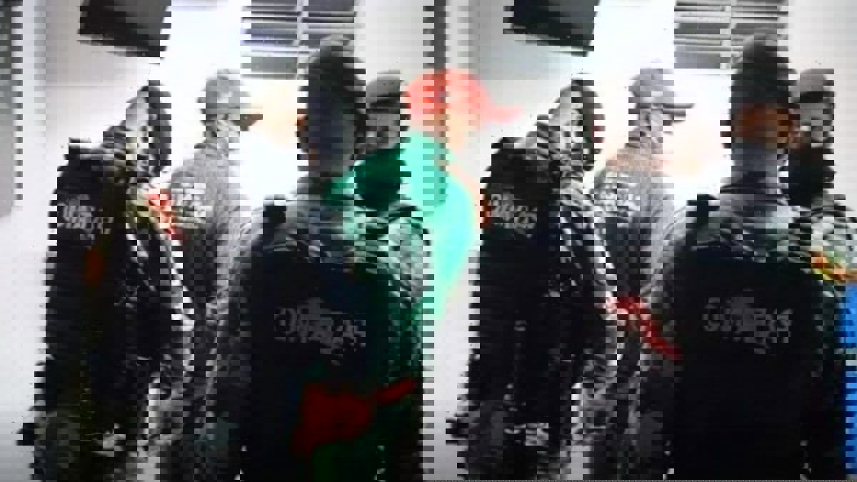 حبس لاعب برازيلي بعد اتهامه بالشروع في قتل حكم بالملعب (فيديو)