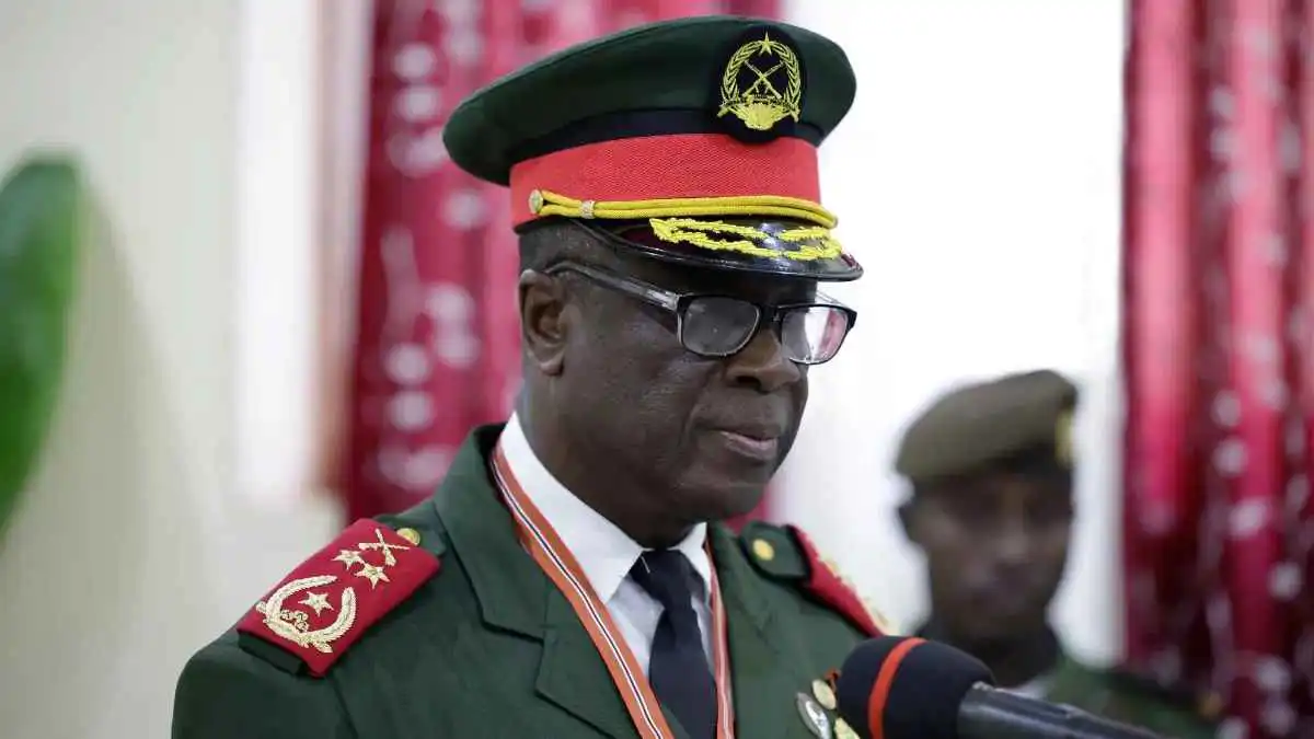 مع مساعي العسكر لتعديل الدستور.. الغموض يلف "ديمقراطية" غينيا بيساو
