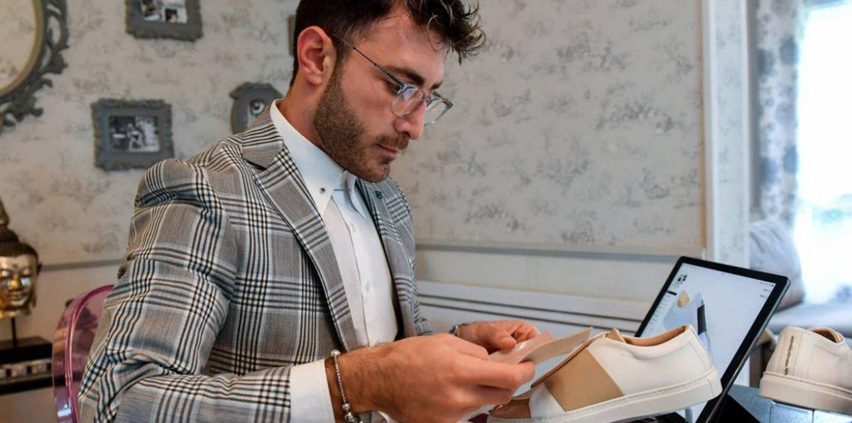 لاجئ سوري يطلق علامة تجارية فاخرة في باريس (فيديو)