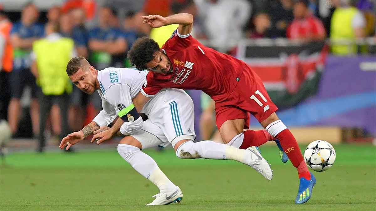 بسبب إصابته في الكتف.. ما حقيقة هجوم محمد صلاح على سيرجيو راموس؟
