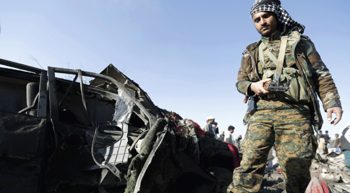 بالصور شرطة تعز تفرق مظاهرة ضد الحوثيين