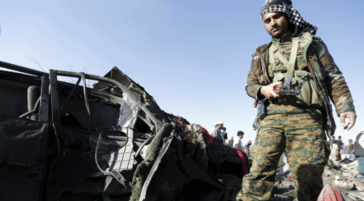 بالصور شرطة تعز تفرق مظاهرة ضد الحوثيين