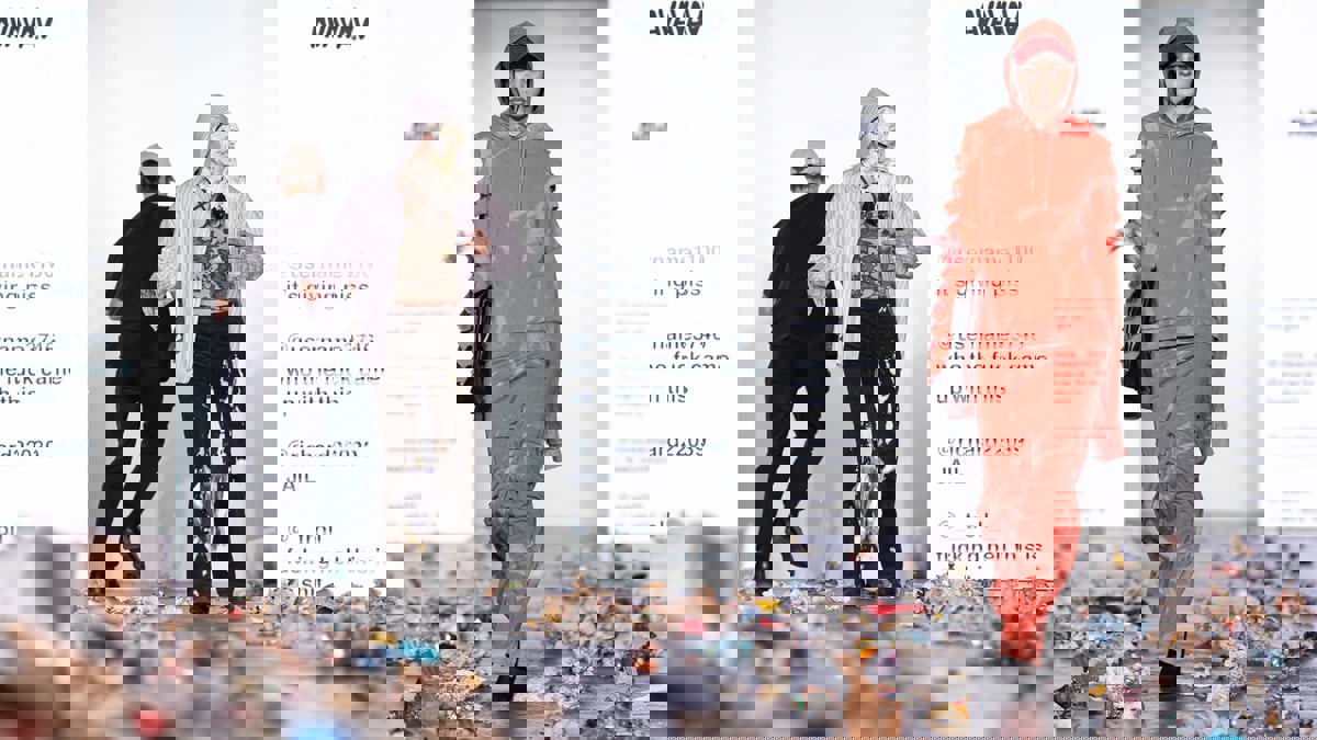 رشق عارضات أزياء بالقمامة على مدرجات أسبوع ميلانو للموضة.. ما القصة؟