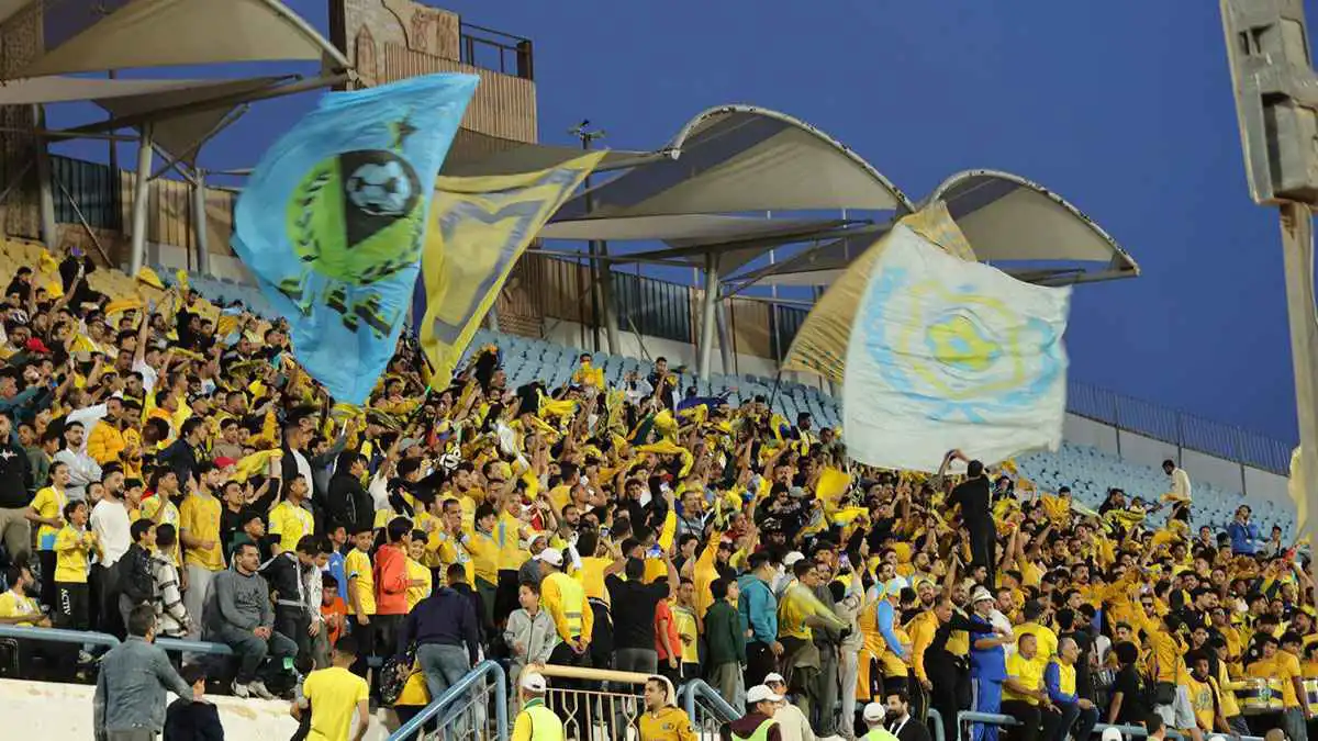 صورة صدمة مشجع الإسماعيلي باقتراب الهبوط تكتسح الإنترنت (شاهد)