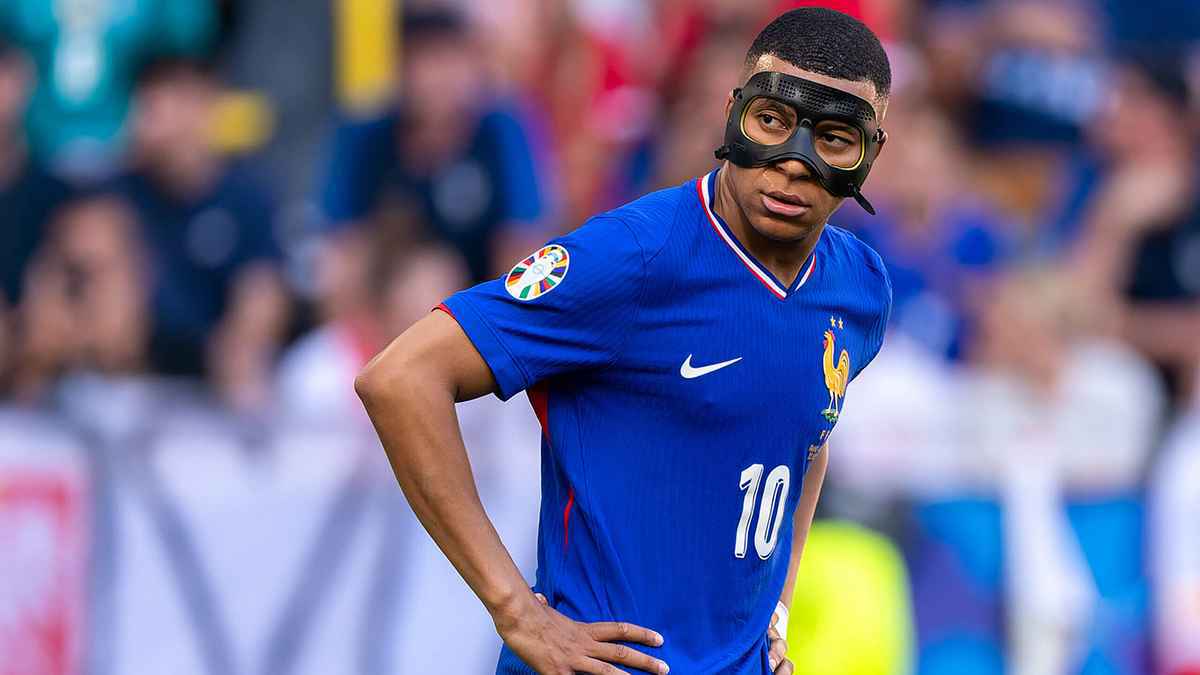 "ضحية الجحود".. نجم ليفربول يهاجم ديشامب من أجل مبابي