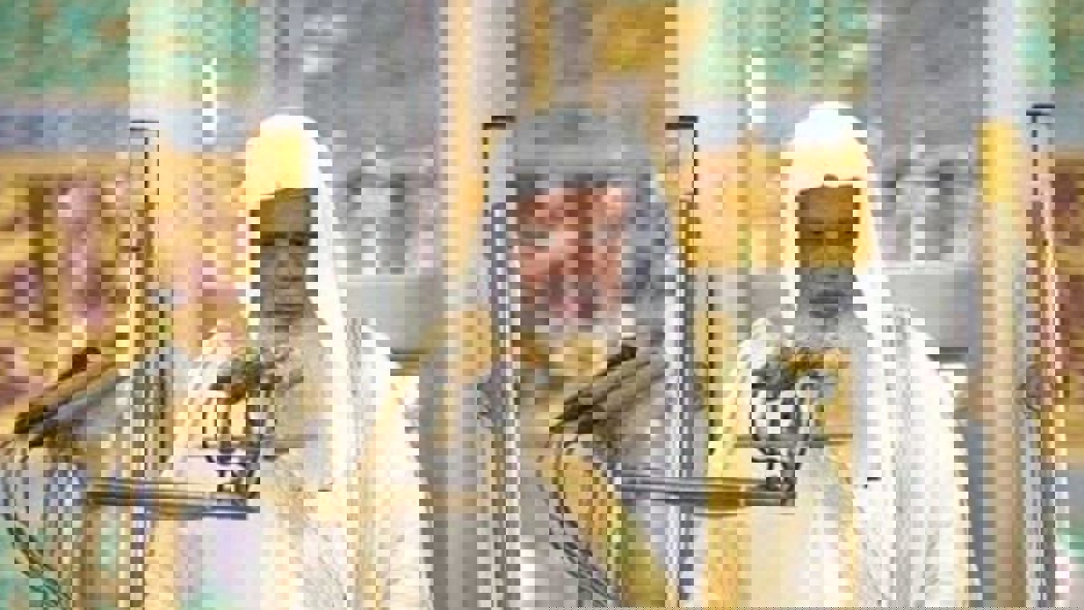 تعاطف واسع مع بكاء الشيخ الحذيفي إمام الحرم النبوي قبل صلاته على والدته