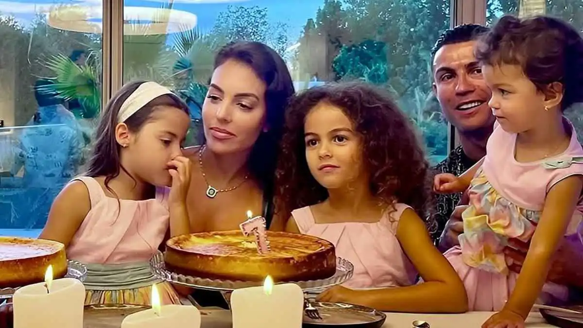 ظهر مع "سيدات حياته".. رونالدو يحتفي بيوم المرأة العالمي (صور)