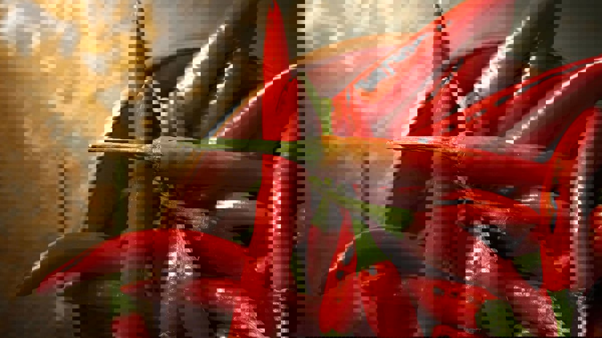 "غينيس" تسجل رقما قياسيا لتحمل الفلفل الحارق (فيديو)