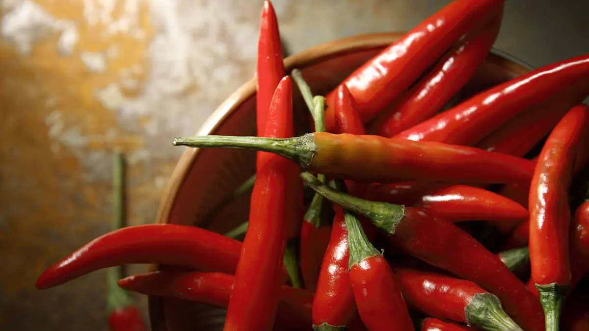 "غينيس" تسجل رقما قياسيا لتحمل الفلفل الحارق (فيديو)