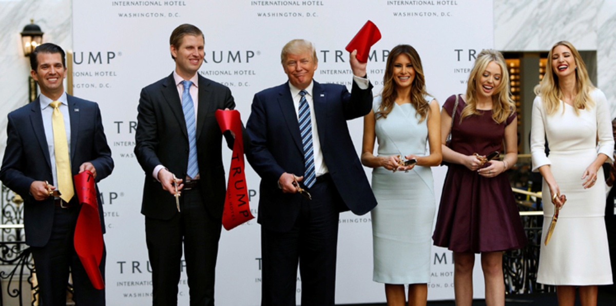 شاهد.. نجل ترامب ينشر صورة تنتهك قوانين الانتخابات على تويتر.. ثم يحذفها