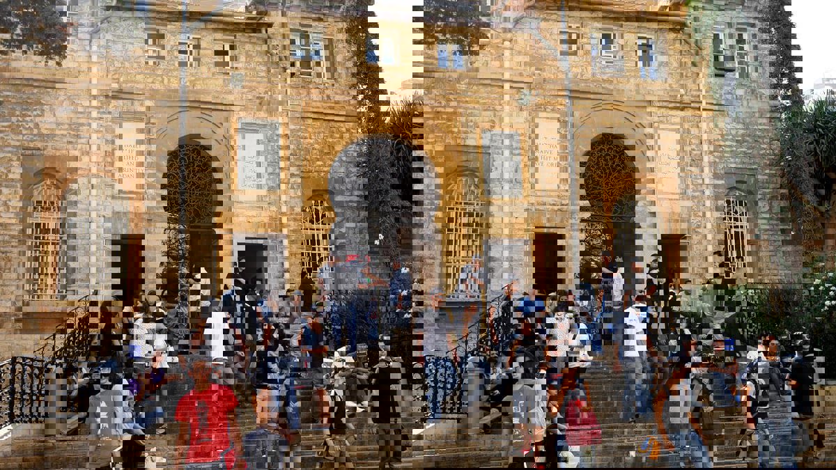 لبنان.. متابعة طلبة الجامعات لدروسهم مهمة شاقة وسط الانهيار الاقتصادي