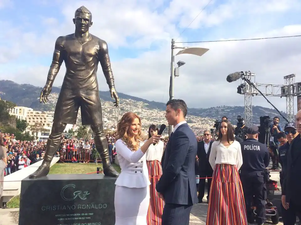 رونالدو خلال افتتاحه التمثال