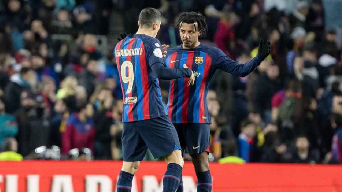 بسبب إهانة ليفاندوفسكي.. نجم برشلونة يفتح النار على صحيفة إسبانية