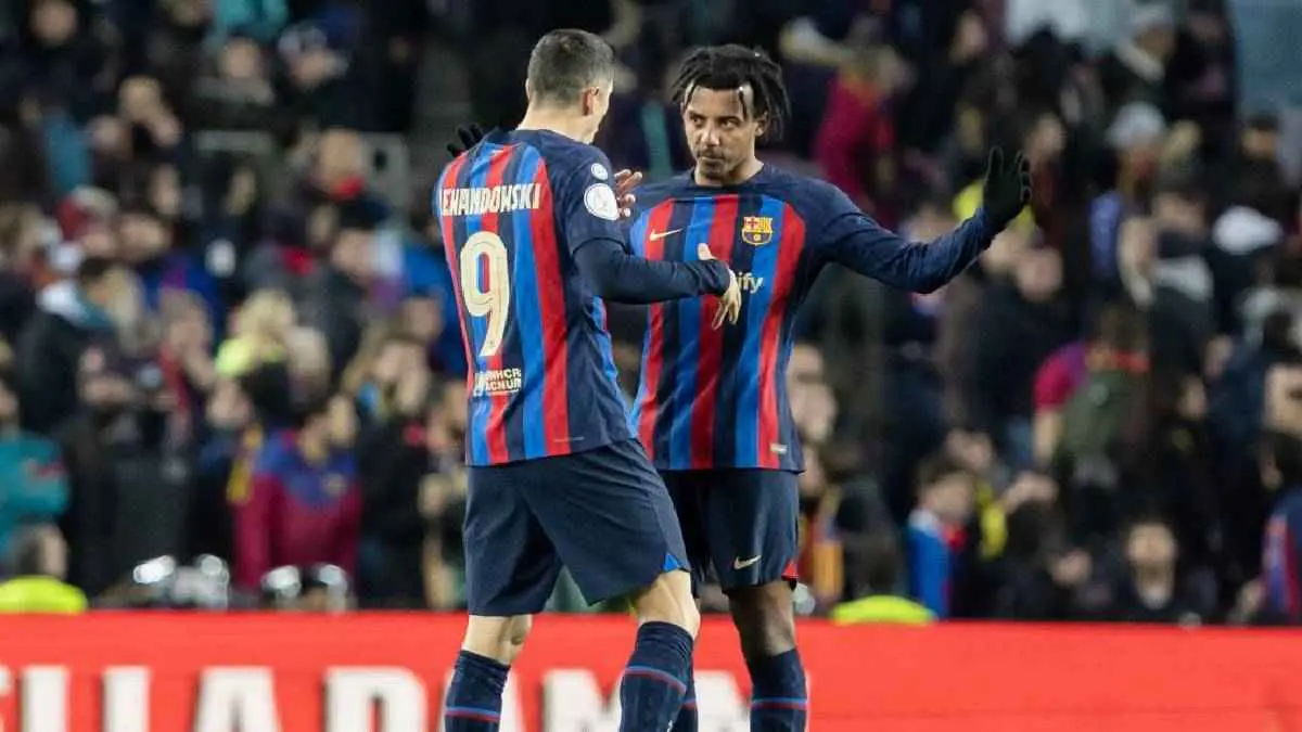 بسبب إهانة ليفاندوفسكي.. نجم برشلونة يفتح النار على صحيفة إسبانية