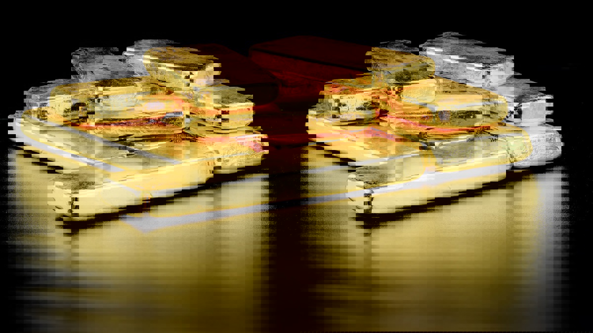 استقرار أسعار الذهب عند ذروة 8 أعوام بعد تصاعد إصابات كورونا