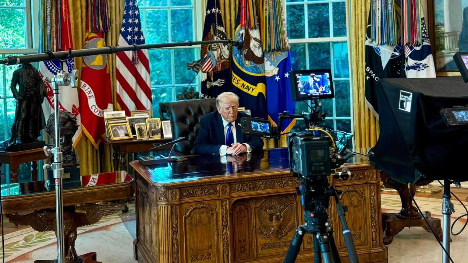 بعد رد حماس.. ترامب يأمر إسرائيل بوقف قصف غزة فوراً لإخراج الأسرى