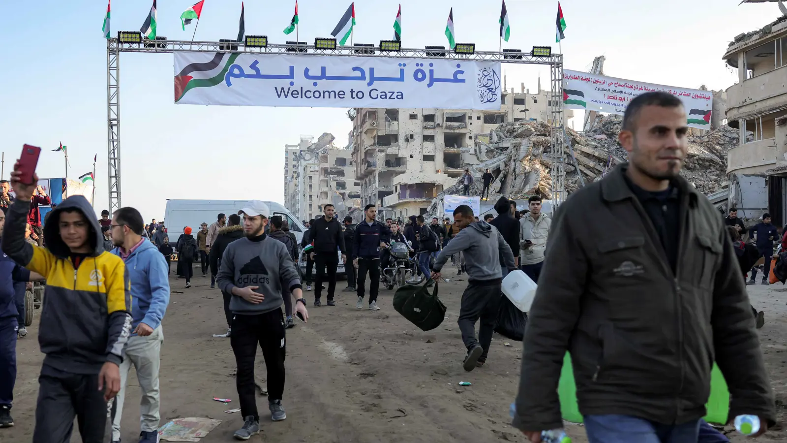 "يسرائيل هيوم": محادثات تهجير سكان غزة "في مرحلة التفاهمات"