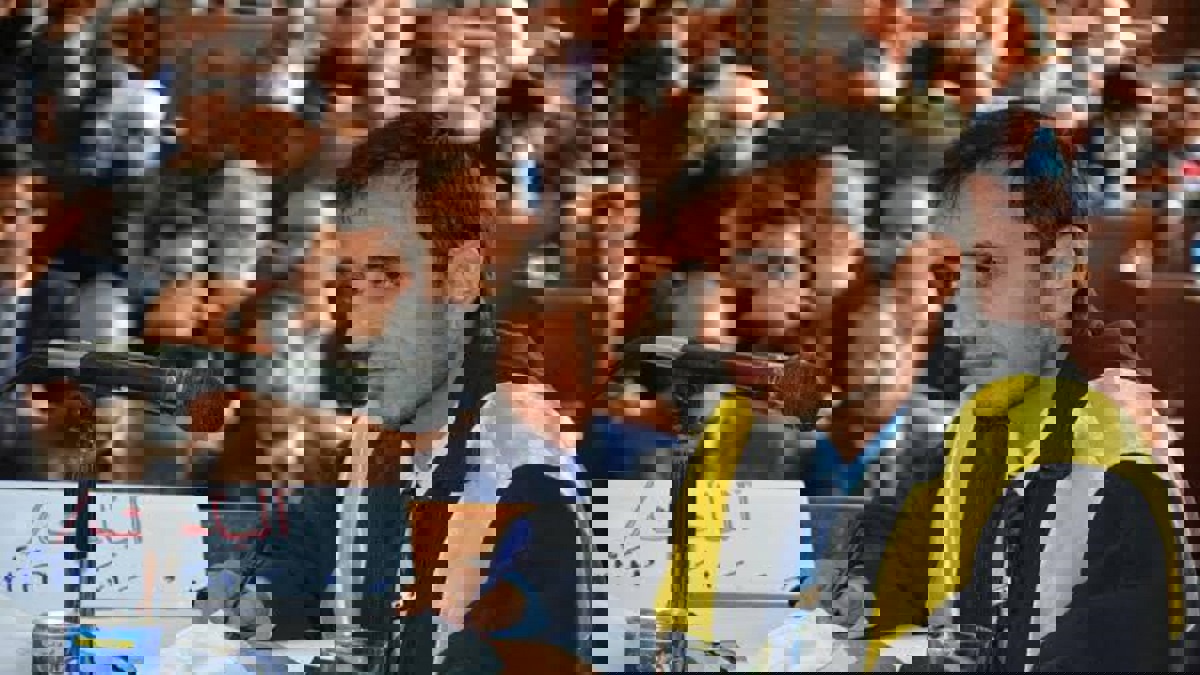 أثار سخرية اليمنيين.. تعيين خريج من حزب الإصلاح مستشارا دبلوماسيا في القاهرة