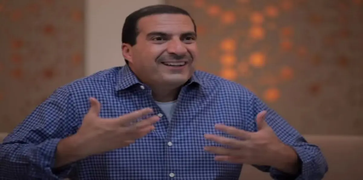 كيف برر عمرو خالد صورته المثيرة مع إخواني يرفع شعار "رابعة"؟