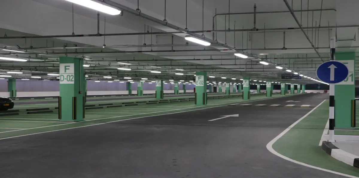 رقم قياسي.. موقف لسيارة واحدة بـ880 ألف دولار في هونغ كونغ