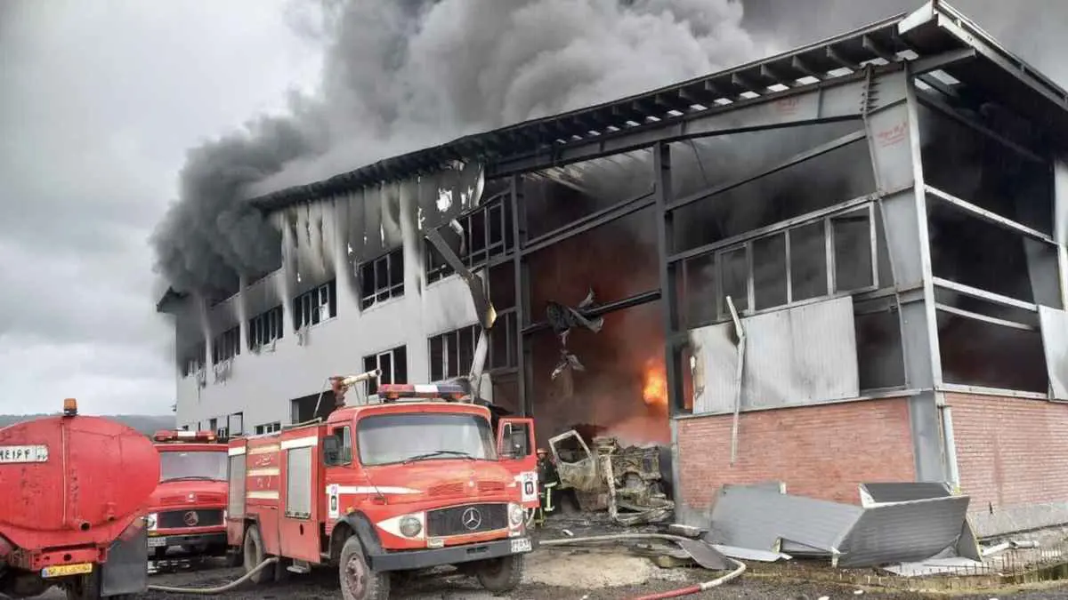 حريق هائل في مدينة صناعية شمال إيران (فيديو)