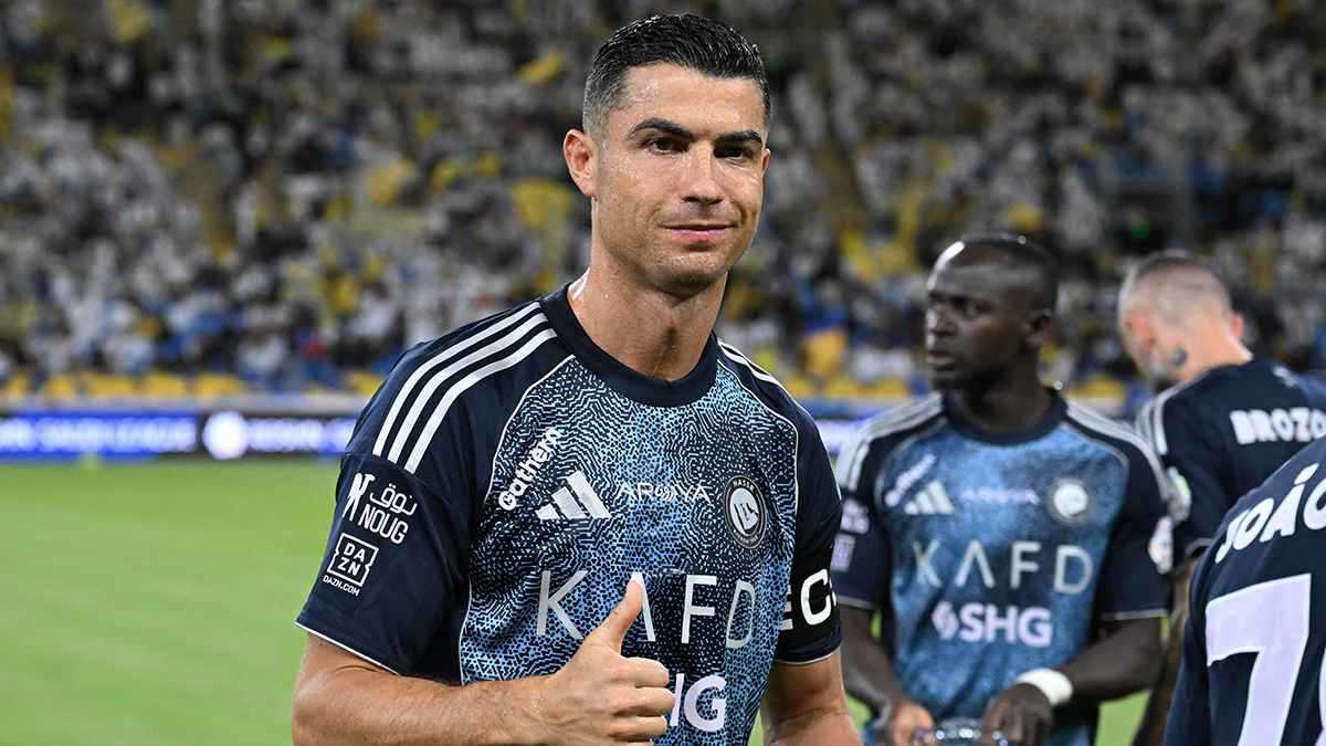 نجم برشلونة يختار كريستيانو رونالدو في تشكيلته التاريخية