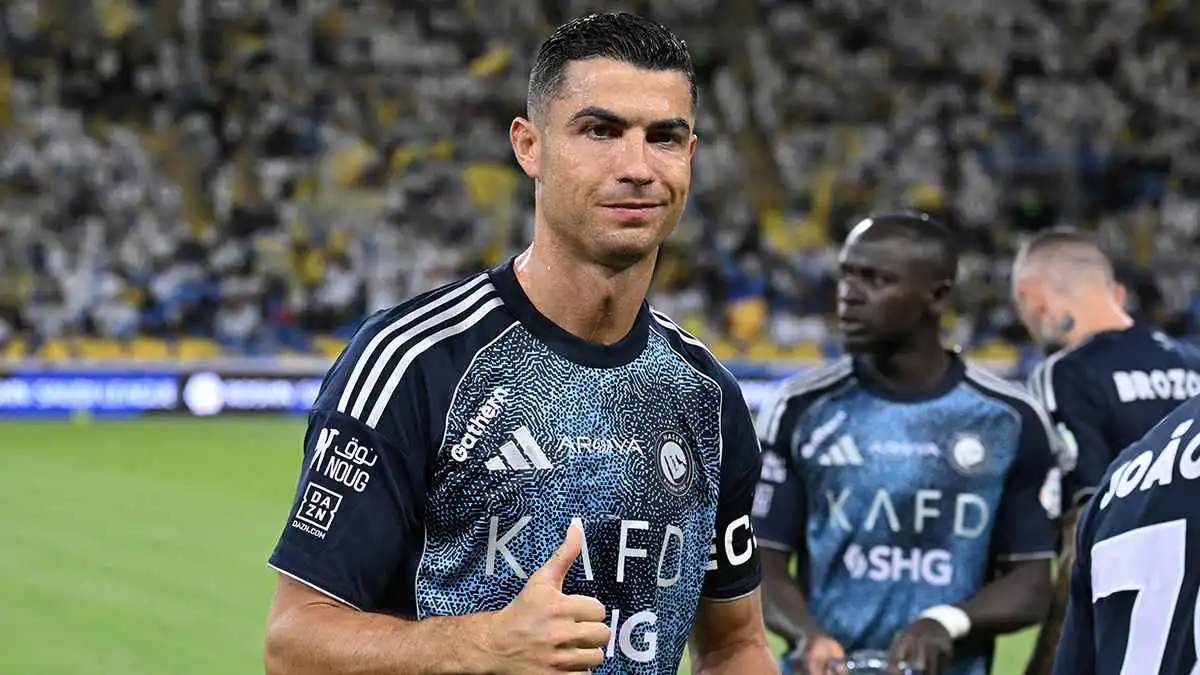 نجم برشلونة يختار كريستيانو رونالدو في تشكيلته التاريخية