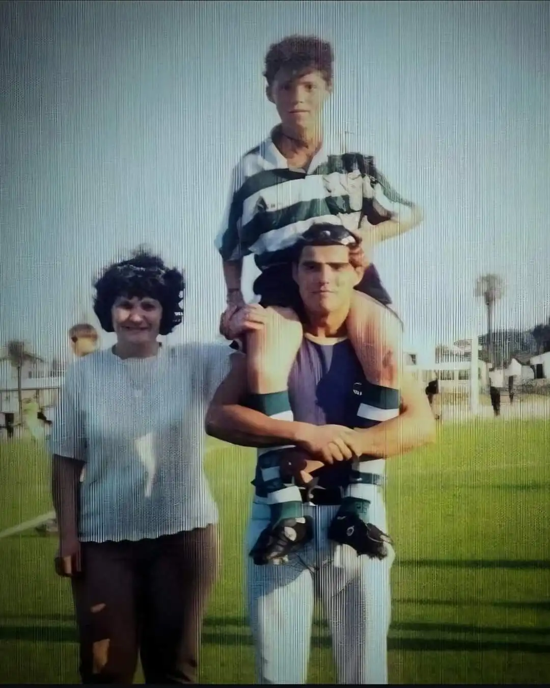 رونالدو وهو طفل مع والده