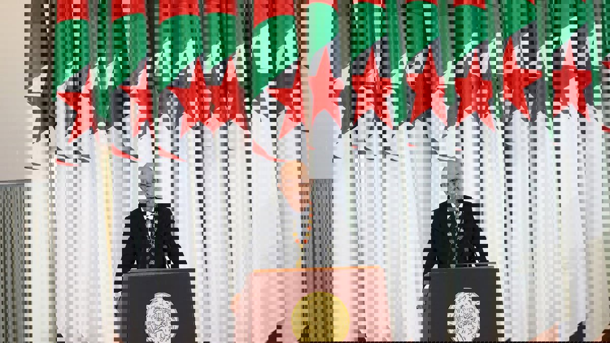 تبون يهنئ ماكرون ويدعوه لزيارة الجزائر