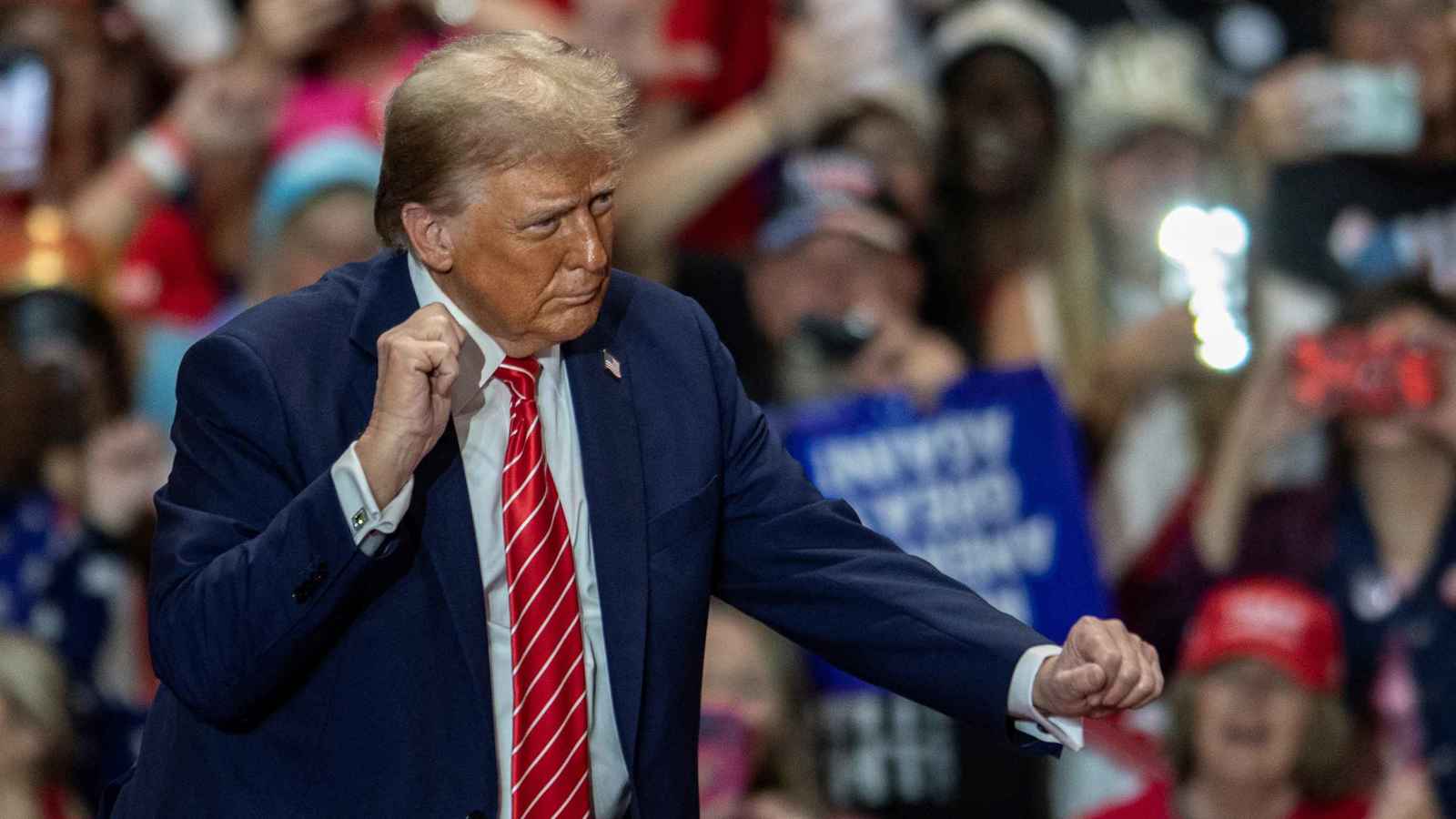 خلال "الانتصارات والانكسارات".. أغنيتان "أدمنهما" ترامب فما قصتهما؟