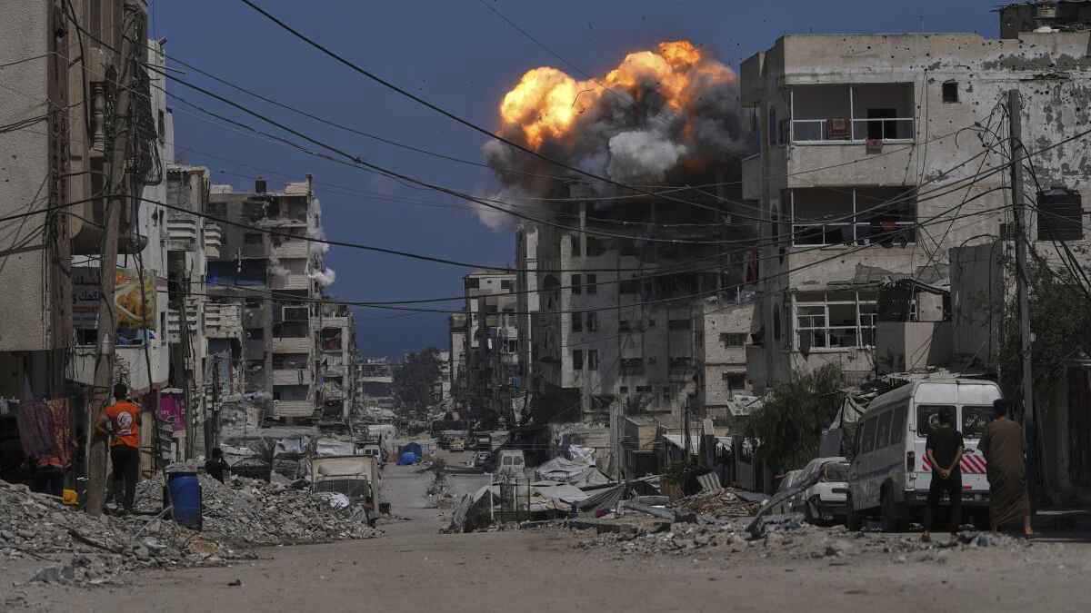 مشهد مؤلم.. مسيّرة تقتل سيدة وطفلاً يبحثان عن الماء في غزة (فيديو)