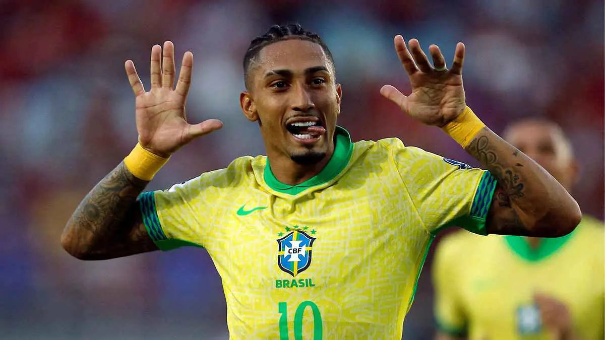 مثل الجحيم.. رافينيا يرفض صافرات الاستهجان ضد منتخب البرازيل