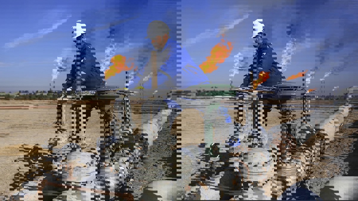 توقعات ضعف الطلب تهبط بأسعار النفط