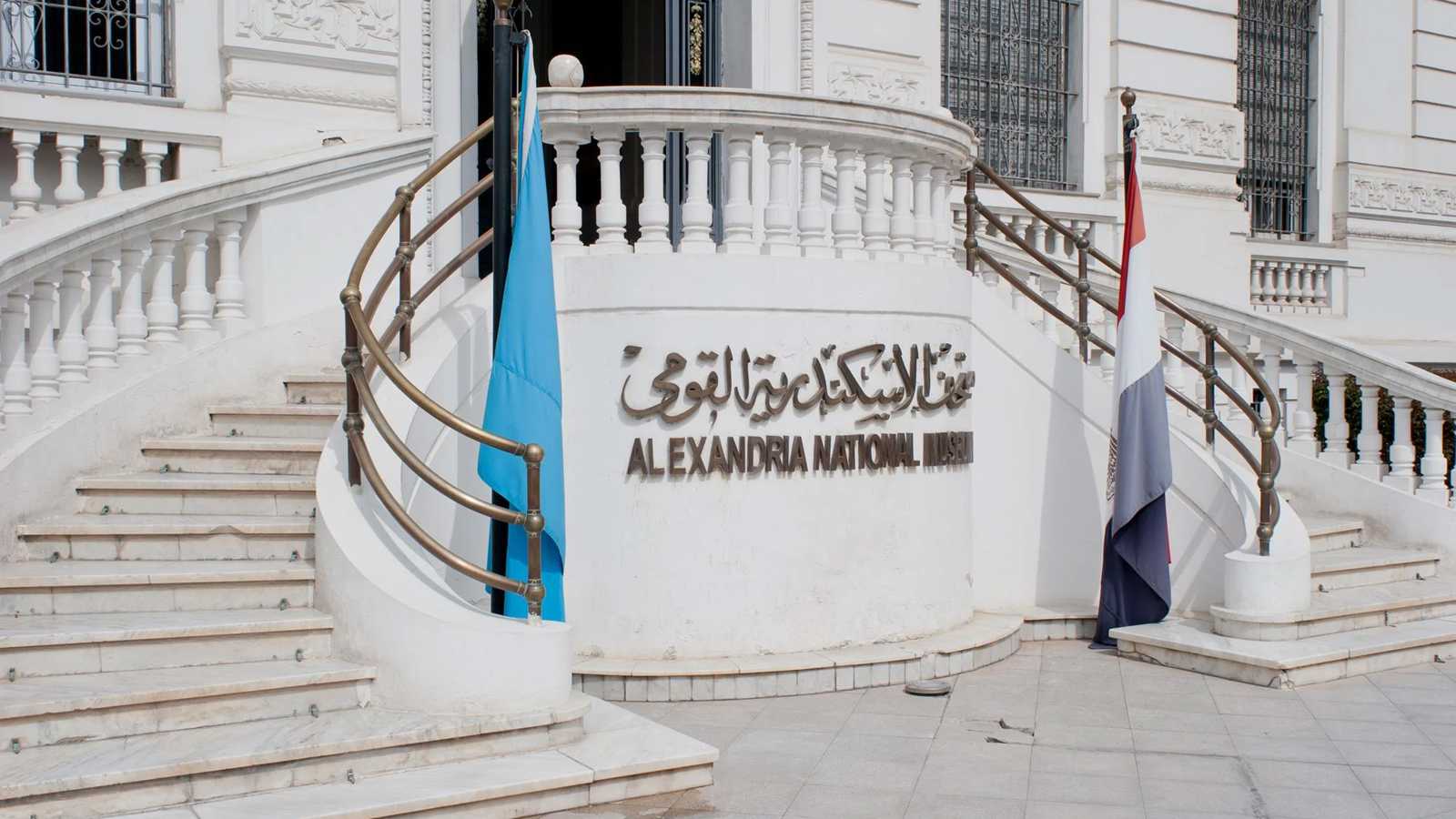 "أسرار المدينة الغارقة".. سحر مذهل تحت مياه الإسكندرية (صور)