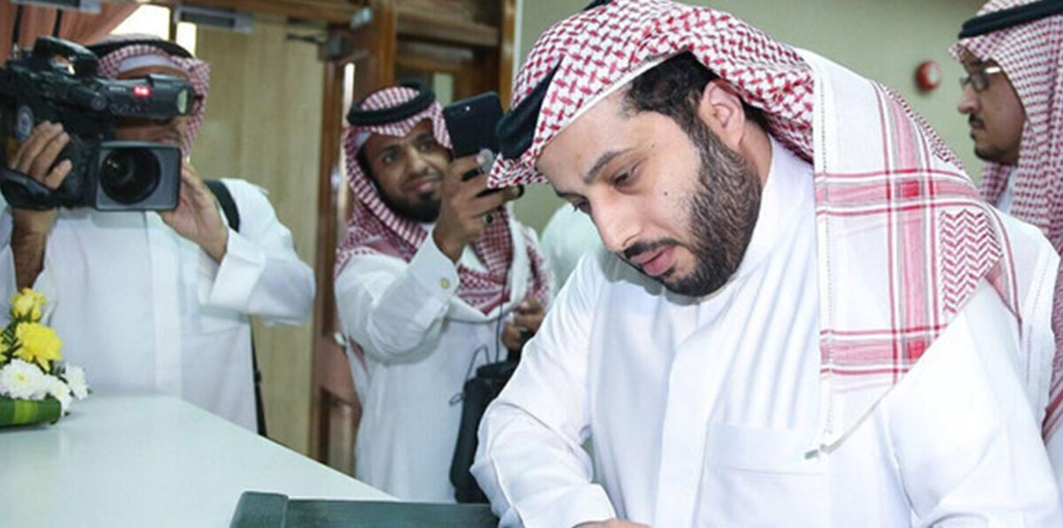 هل تدخل تركي آل الشيخ في صفقة عموري لإقناعه بالانضمام لنادي الهلال بدلاً من النصر؟