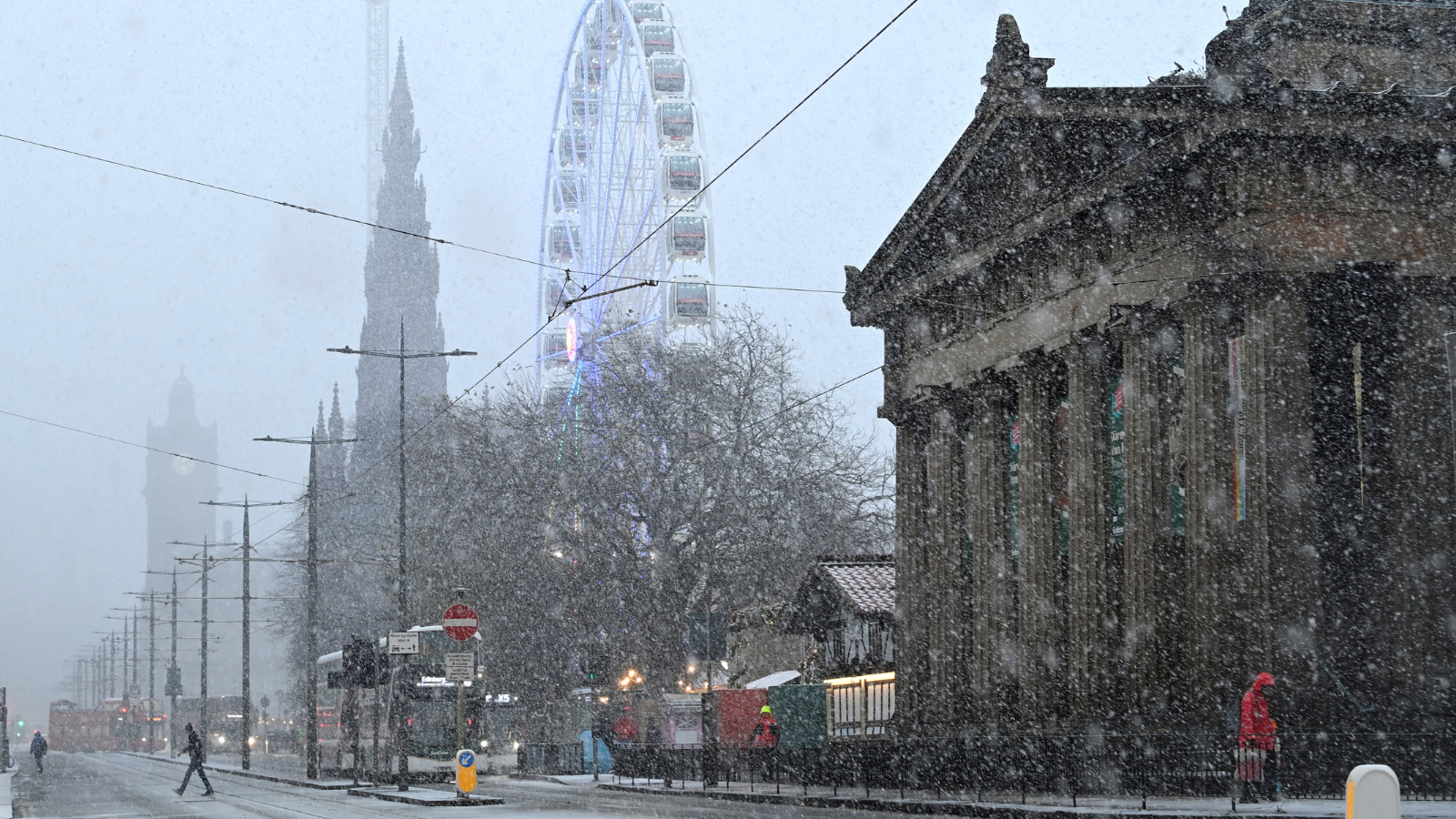 بسبب "بيرت".. انقطاع الكهرباء في أيرلندا وتعطل التنقل ببريطانيا (فيديو)