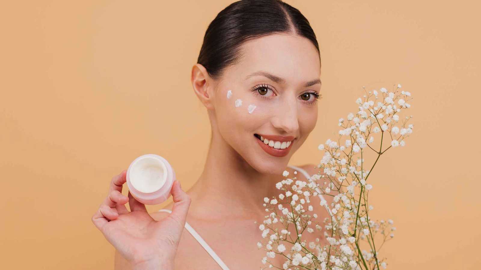 هل منتجات العناية بالبشرة فعّالة حقًا؟ أطباء الجلدية يختارون الأفضل