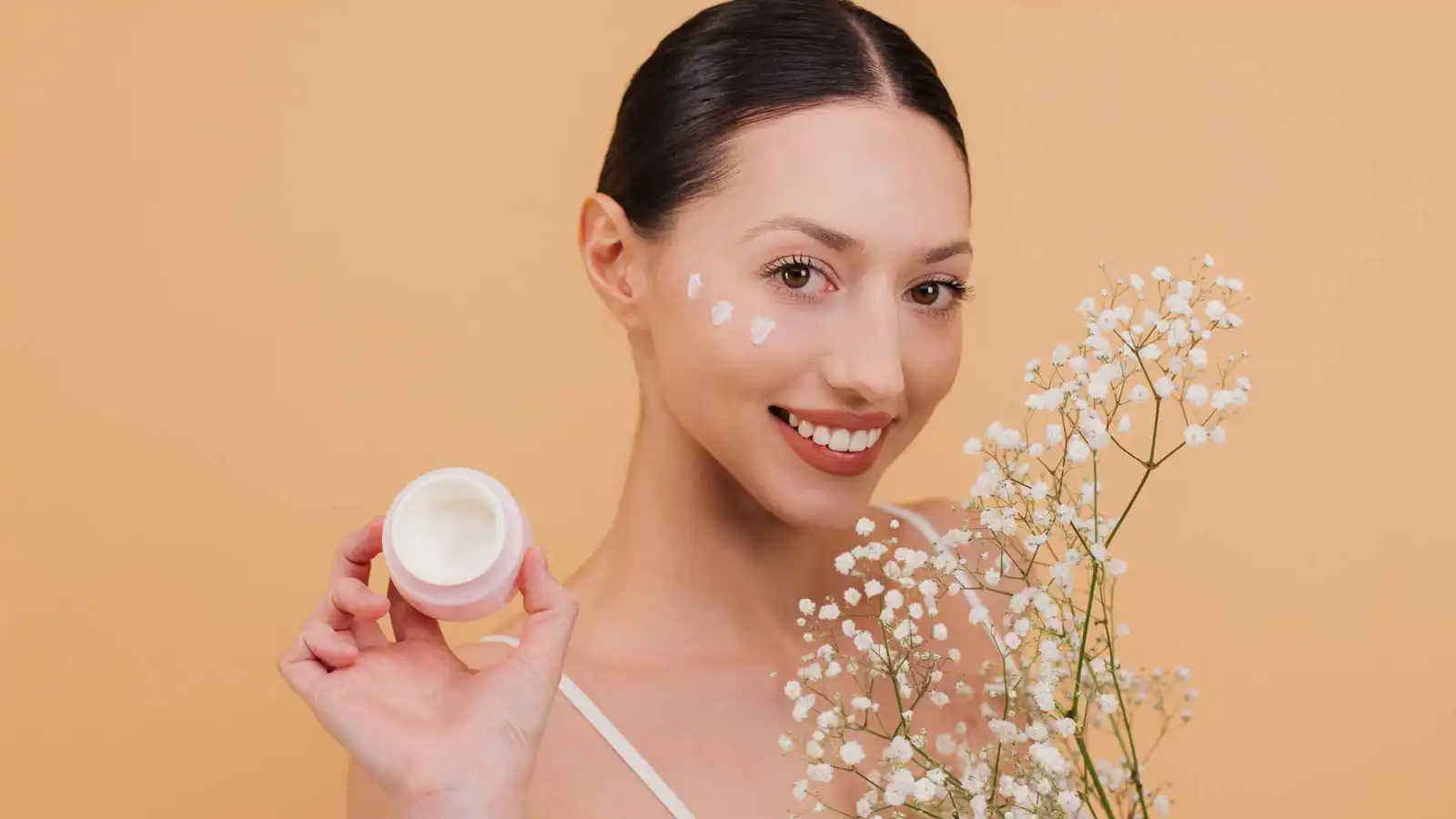 هل منتجات العناية بالبشرة فعّالة حقًا؟ أطباء الجلدية يختارون الأفضل