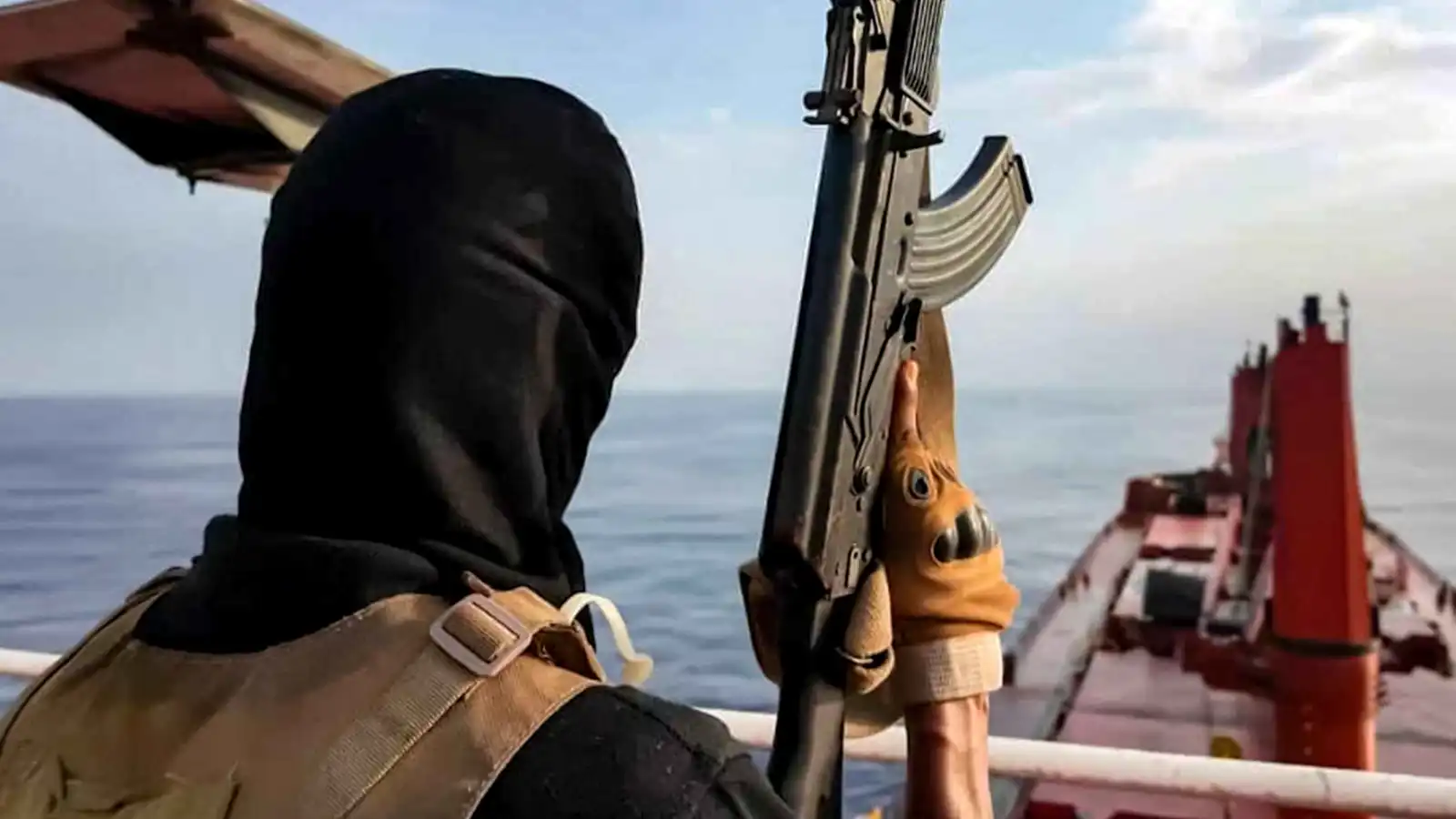 أمبري: اشتباكات مسلحة بين ناقلة وقارب قبالة اليمن