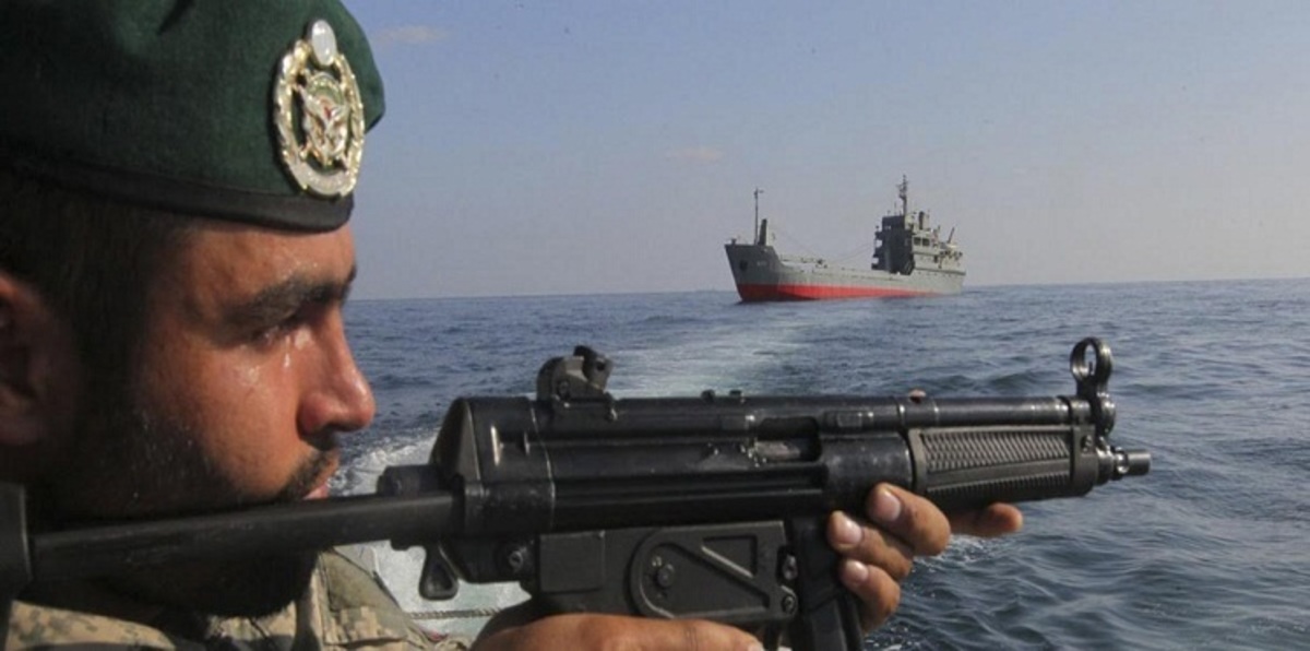 ‫تقرير: إيران تهدد الملاحة البحرية في مضيق هرمز‬‎