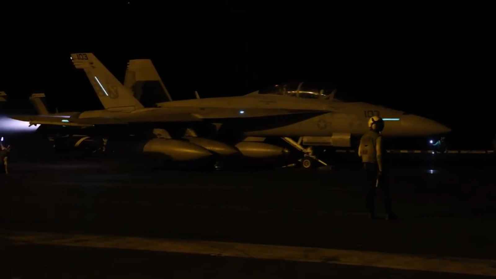 طائرات أمريكية تقلع لقصف مواقع حوثية في اليمن (فيديو)