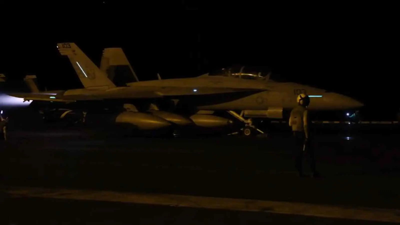 طائرات أمريكية تقلع لقصف مواقع حوثية في اليمن (فيديو)