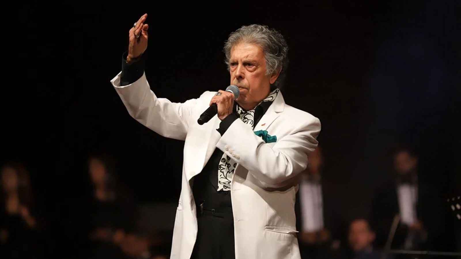 عميد الأغنية المغربية يعود للمسرح بعد سنوات من الغياب (صور)